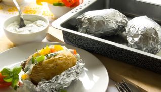 Почему нельзя использовать фольгу для микроволновки и чем ее заменить